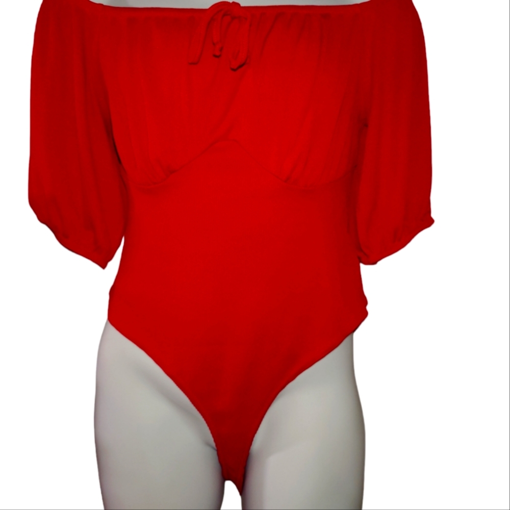 Boohoo women's gathered off the shoulder bodysuit color red. Size 12